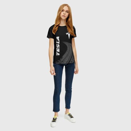 Женская футболка 3D с принтом Tesla speed на темном фоне со следами шин вертикально, вид сбоку #3