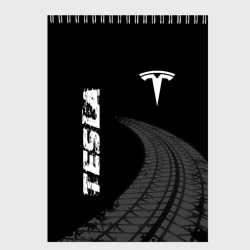 Скетчбук Tesla speed на темном фоне со следами шин вертикально