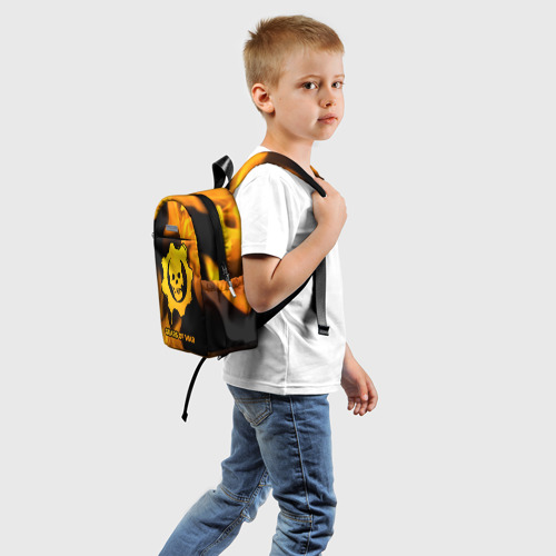 Детский рюкзак 3D с принтом Gears of War - gold gradient, вид сзади #1