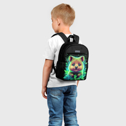 Рюкзак с принтом Улыбающийся квокка в неоновых листиках для ребенка, вид на модели спереди №2. Цвет основы: белый