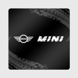 Магнит виниловый Квадрат Mini speed на темном фоне со следами шин по-горизонтали