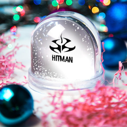 Игрушка Снежный шар Hitman glitch на светлом фоне - фото 3