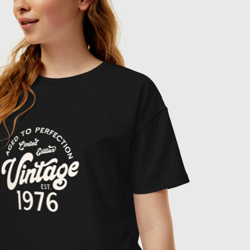 Женская футболка хлопок Oversize 1976 год - выдержанный до совершенства, цвет черный - фото 3