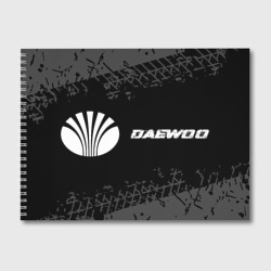 Альбом для рисования Daewoo speed на темном фоне со следами шин по-горизонтали