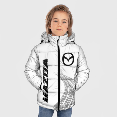 Зимняя куртка для мальчиков 3D с принтом Mazda speed на светлом фоне со следами шин вертикально, фото на моделе #1