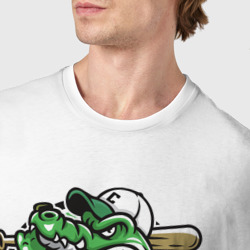 Футболка с принтом Крокодил бейсболист для мужчины, вид на модели спереди №4. Цвет основы: белый
