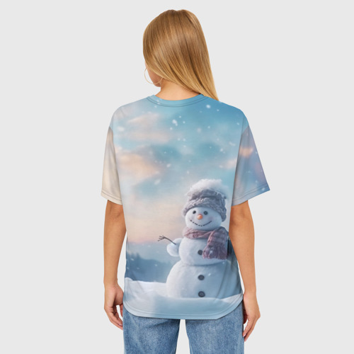 Женская футболка oversize 3D Радостный снеговик в лесу на поляне , цвет 3D печать - фото 4