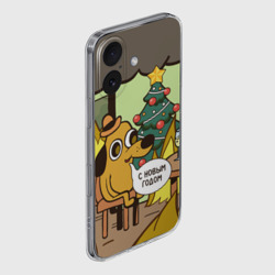 Чехол для iPhone 16 силиконовый с защитой камеры This is fine - с новым годом мем под ёлкой 2025 - фото 2