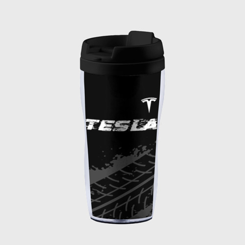 Термокружка-непроливайка Tesla speed на темном фоне со следами шин посередине