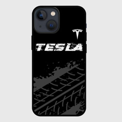 Чехол для iPhone 13 mini Tesla speed на темном фоне со следами шин посередине