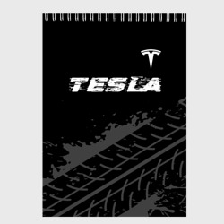 Скетчбук Tesla speed на темном фоне со следами шин посередине