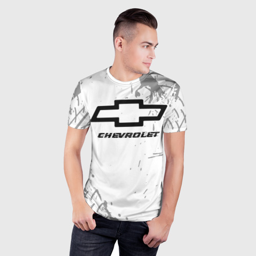Мужская футболка 3D Slim с принтом Chevrolet speed на светлом фоне со следами шин, фото на моделе #1