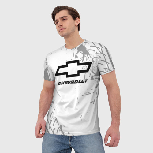 Мужская футболка 3D с принтом Chevrolet speed на светлом фоне со следами шин, фото на моделе #1