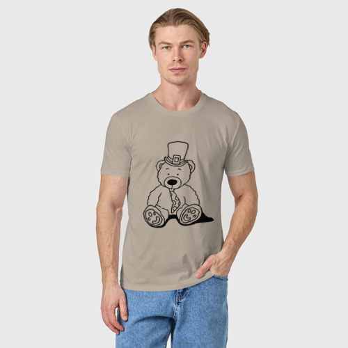 Мужская футболка хлопок с принтом Плюшевый мишка лепрекон - раскраска, фото на моделе #1