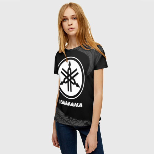 Женская футболка 3D Yamaha speed на темном фоне со следами шин, цвет 3D печать - фото 3