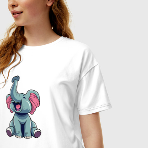 Женская футболка хлопок Oversize Маленький слонёнок с поднятым вверх хоботом, цвет белый - фото 3