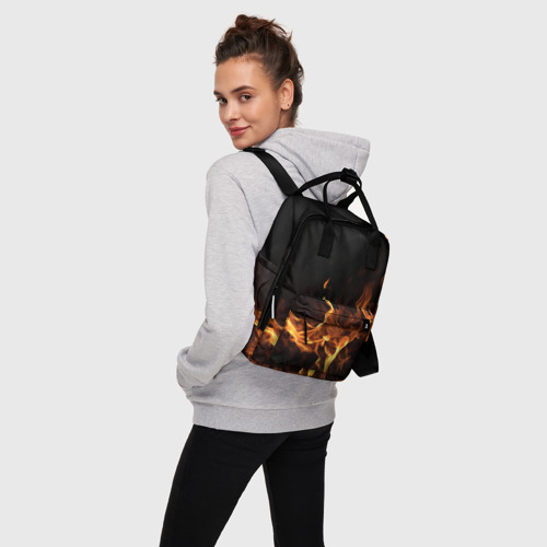 Женский рюкзак 3D с принтом Черный  фон и огонь, вид сбоку #3