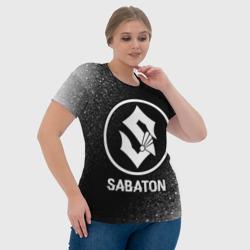 Футболка с принтом Sabaton glitch на темном фоне для женщины, вид на модели спереди №4. Цвет основы: белый
