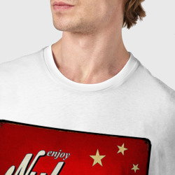 Футболка с принтом Fallout - nuka cola poster для мужчины, вид на модели спереди №4. Цвет основы: белый