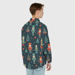 Рубашка с принтом Щелкунчики и новогодние елки - паттерн для любого человека, вид сзади №2. Цвет основы: белый