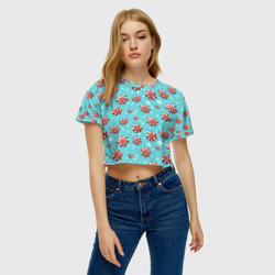 Женская футболка Crop-top 3D Круглые красно-белые леденцы и снежинки - новогодний паттерн - фото 2