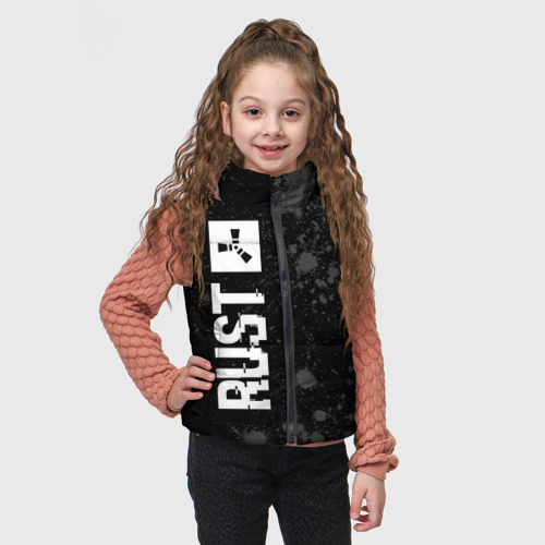 Детский жилет утепленный 3D с принтом Rust glitch на темном фоне по-вертикали, фото на моделе #1