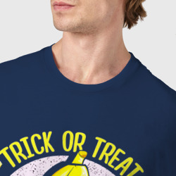 Футболка с принтом Trick or treat happy halloween для мужчины, вид на модели спереди №4. Цвет основы: темно-синий
