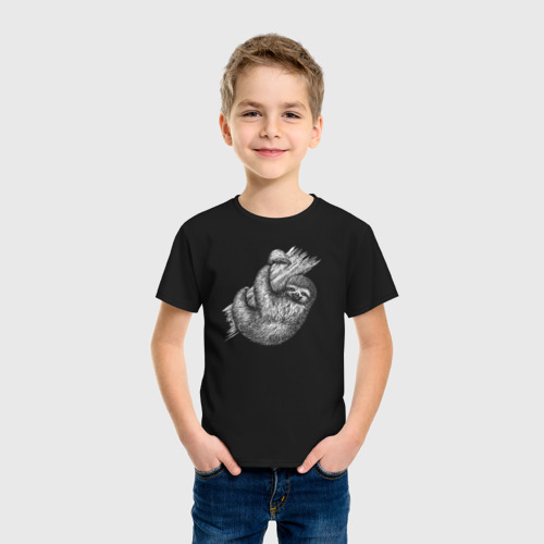 Детская футболка хлопок с принтом Довольный ленивец на дереве, фото на моделе #1