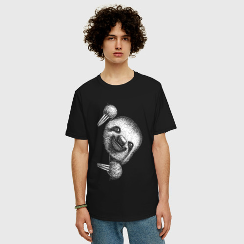 Мужская футболка хлопок Oversize с принтом Любопытный ленивец, фото на моделе #1