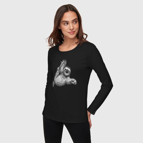 Женский лонгслив хлопок с принтом Улыбчивый ленивец на дереве, фото на моделе #1