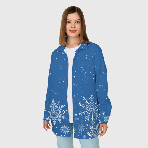 Женская рубашка oversize 3D Текстура снежинок на синем фоне, цвет белый - фото 3
