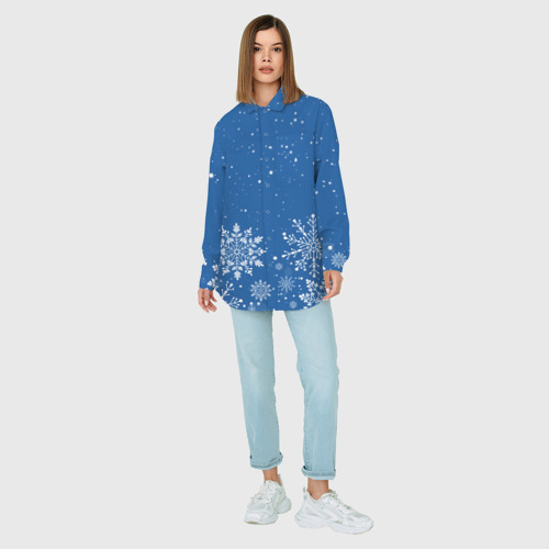 Женская рубашка oversize 3D Текстура снежинок на синем фоне, цвет белый - фото 5