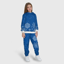 Костюм с принтом Текстура снежинок на синем фоне для ребенка, вид на модели спереди №3. Цвет основы: белый