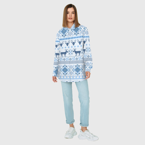 Женская рубашка oversize 3D с принтом Blue sweater with reindeer, вид сбоку #3