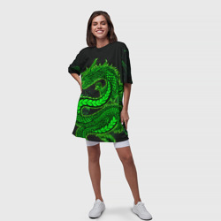 Платье с принтом Зеленый дракон с эффектом свечения для женщины, вид на модели спереди №3. Цвет основы: белый