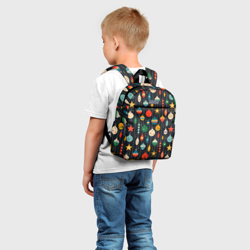 Детский рюкзак 3D с принтом Новогодние ёлочные игрушки на черном фоне, фото на моделе #1