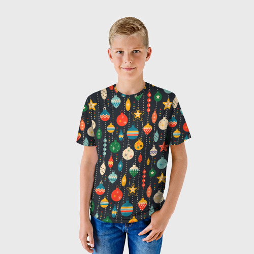 Детская футболка 3D с принтом Новогодние ёлочные игрушки на черном фоне, фото на моделе #1