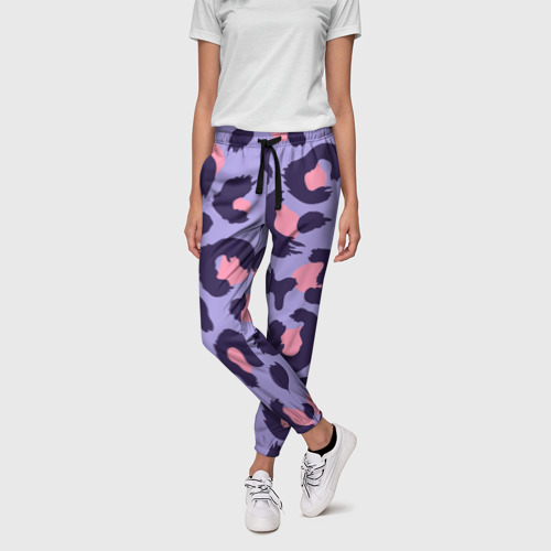 Женские брюки 3D с принтом Модный фиолетовый леопард, фото на моделе #1