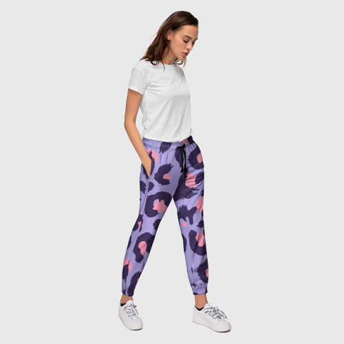 Женские брюки 3D с принтом Модный фиолетовый леопард, вид сбоку #3