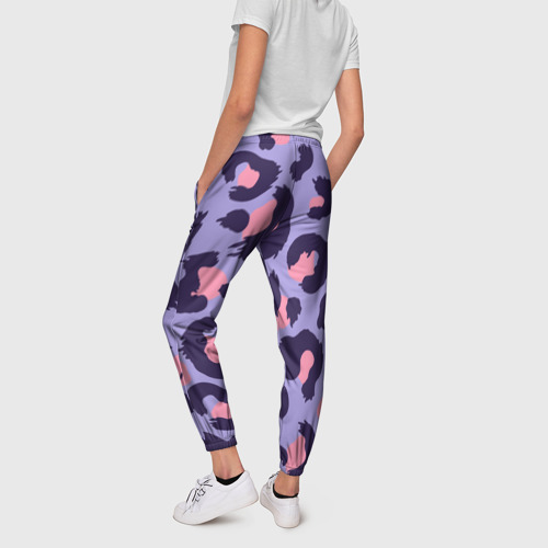 Женские брюки 3D с принтом Модный фиолетовый леопард, вид сзади #2
