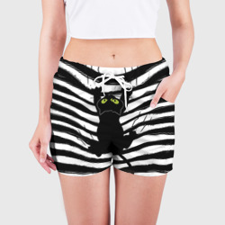 Женские шорты 3D Чёрный кот съезжает с полосок черно белой тельняшки  - фото 2