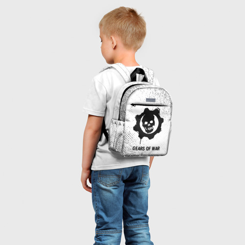 Детский рюкзак 3D с принтом Gears of War glitch на светлом фоне, фото на моделе #1