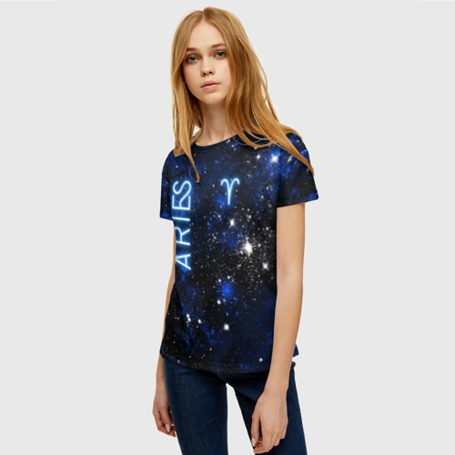 Женская футболка 3D с принтом Знак зодиака Овен на тёмном фоне со звёздами, фото на моделе #1