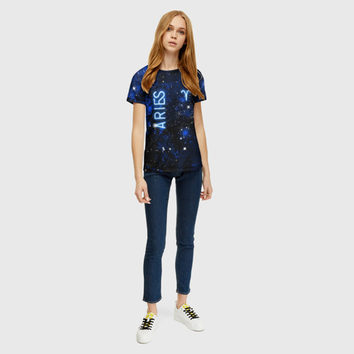 Женская футболка 3D с принтом Знак зодиака Овен на тёмном фоне со звёздами, вид сбоку #3