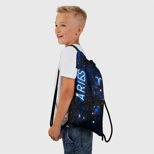 Рюкзак-мешок 3D Знак зодиака Овен на тёмном фоне со звёздами - фото 3