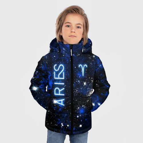 Зимняя куртка для мальчиков 3D Знак зодиака Овен на тёмном фоне со звёздами, цвет черный - фото 3