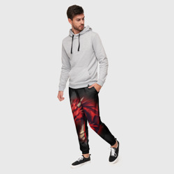 Мужские брюки 3D Красный дракон на полигональном черном фоне - фото 2