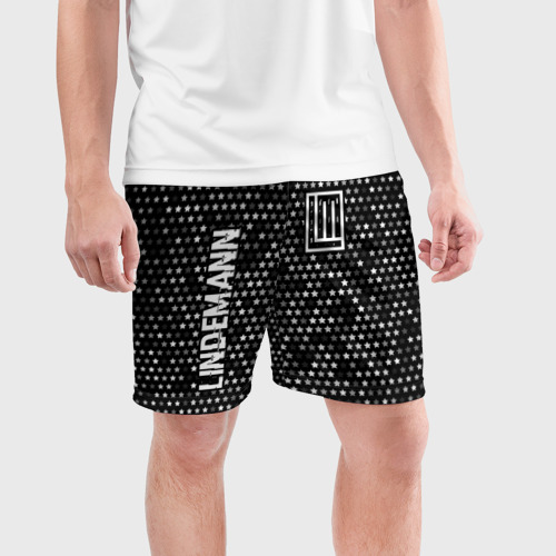 Мужские шорты спортивные с принтом Lindemann glitch на темном фоне вертикально, фото на моделе #1