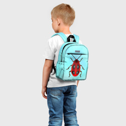 Рюкзак с принтом Красный жук с черными точками для ребенка, вид на модели спереди №2. Цвет основы: белый