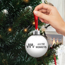 Ёлочный шар Arctic Monkeys glitch на светлом фоне по-горизонтали - фото 2